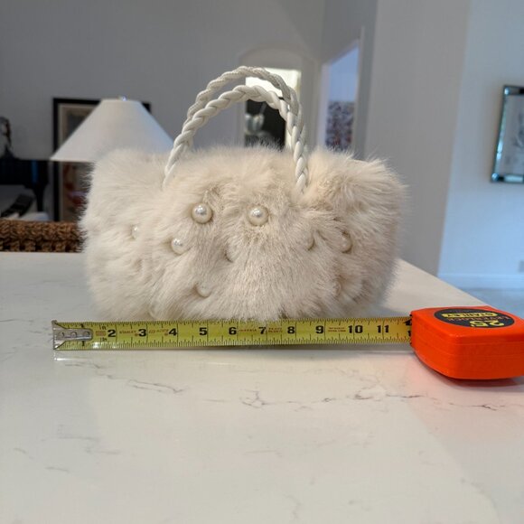 White faux fur purse with embedded white pearls - Picture 4 of 5